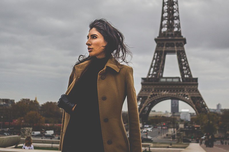 Mergina prie Eifelio bokšto