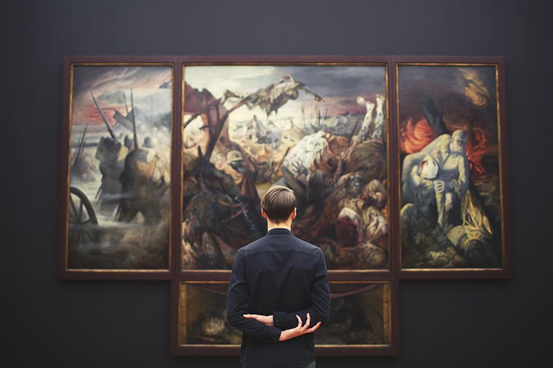 Vyras žiūri į paveikslą