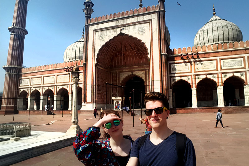 Mergina ir vaikinas keliauja Indijoje, Delyje
