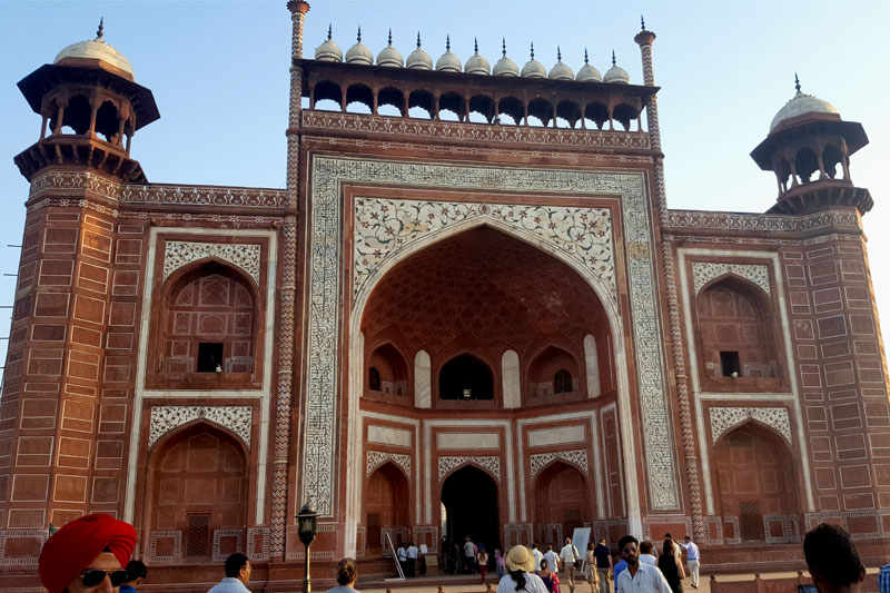 Agra, vienas iš 4 Taj Mahal įėjimų, išpuoštas ornamentais