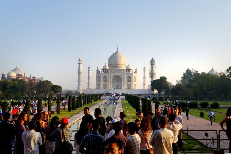 Keliautojai lankosi žymiame Taj Mahal 
