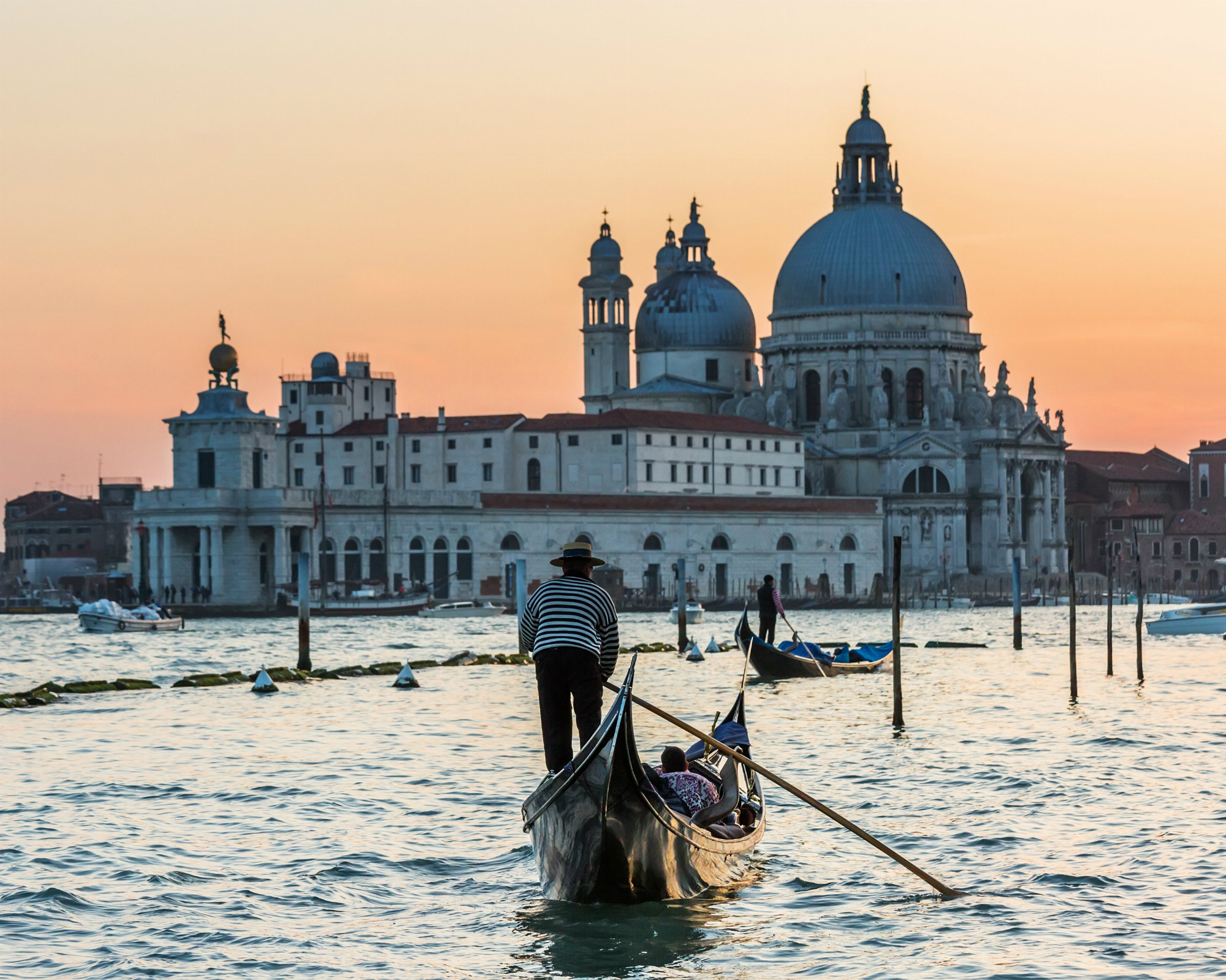 bigstock-gondola-near-rialto-bridge-in-63358387-sutvarkyta