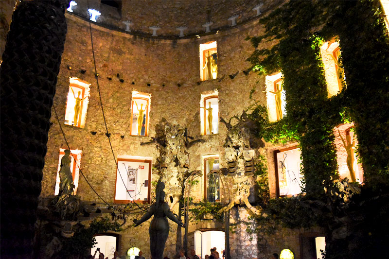 Baltic Tours kelionės, Ispanija Salvador Dali muziejus naktį