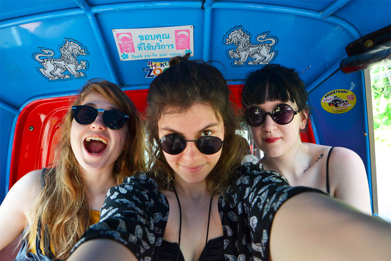 Trys merginos keliauja tuk tuku